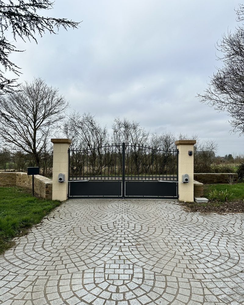Installation d'un portail à Chateau Thébaud par Lamy Pascal